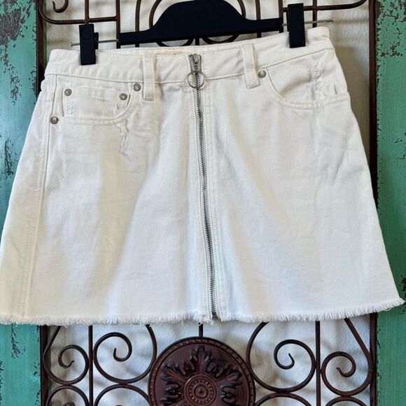 Free People white denim mini. A summer staple! - Picture 2 of 7